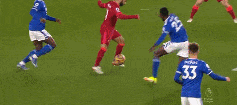 萨拉赫主罚的点球被舒梅切尔精准扑出，随后他面对空门的头球补射竟重重砸在横梁上弹出，埃及球星双手抱头，难以置信这双重厄运。