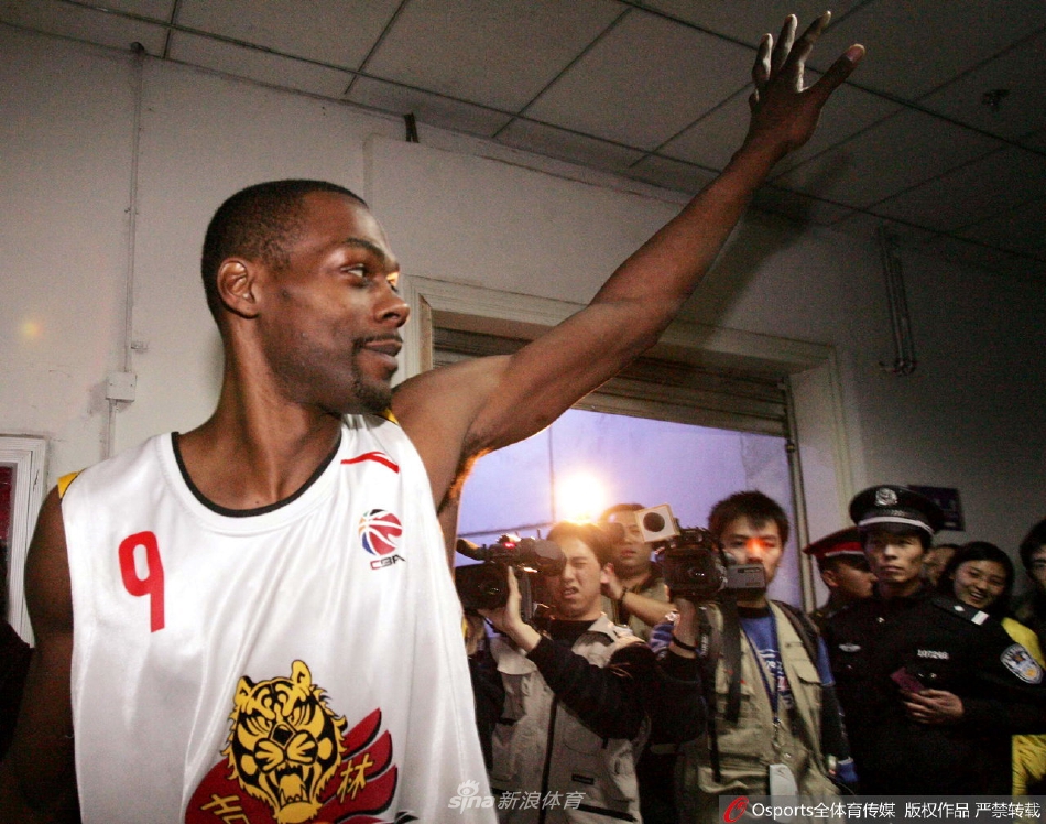 退役仪式上,罗德神情动容,与“虎王”孙军紧紧相拥,六年的并肩作战凝聚在这个无声的拥抱中,感动了无数人。