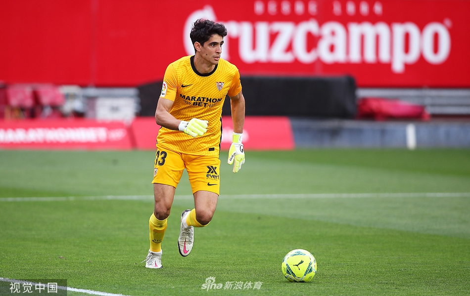 攻防转换瞬间，格拉纳达防守球员如临大敌，用身体筑起血肉长城，奋力封堵塞维利亚核心球员拉基蒂奇的远射轰门。