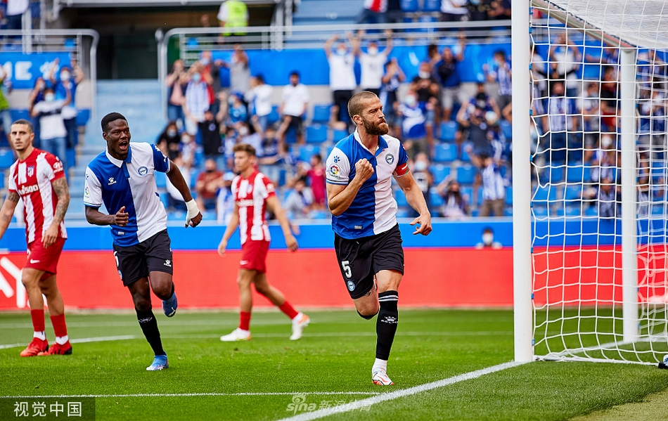 阿拉维斯队长拉瓜迪亚在人群中高高跃起，一记势大力沉的头槌攻门，皮球应声入网，瞬间点燃了主场球迷的全部激情。