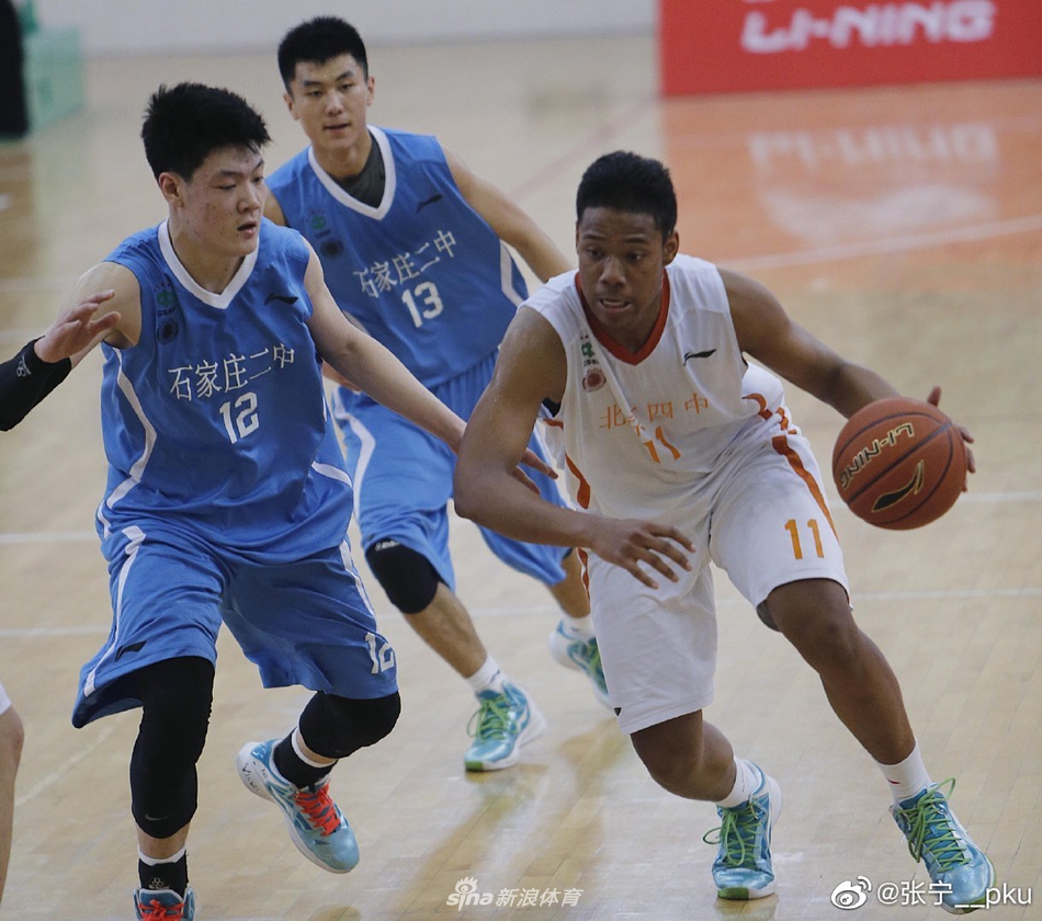 昔日北大三剑客的合影，张宁、郭凯、祝铭震穿着北大男篮队服，勾肩搭背，青春洋溢，那是他们共同奋斗的荣耀岁月