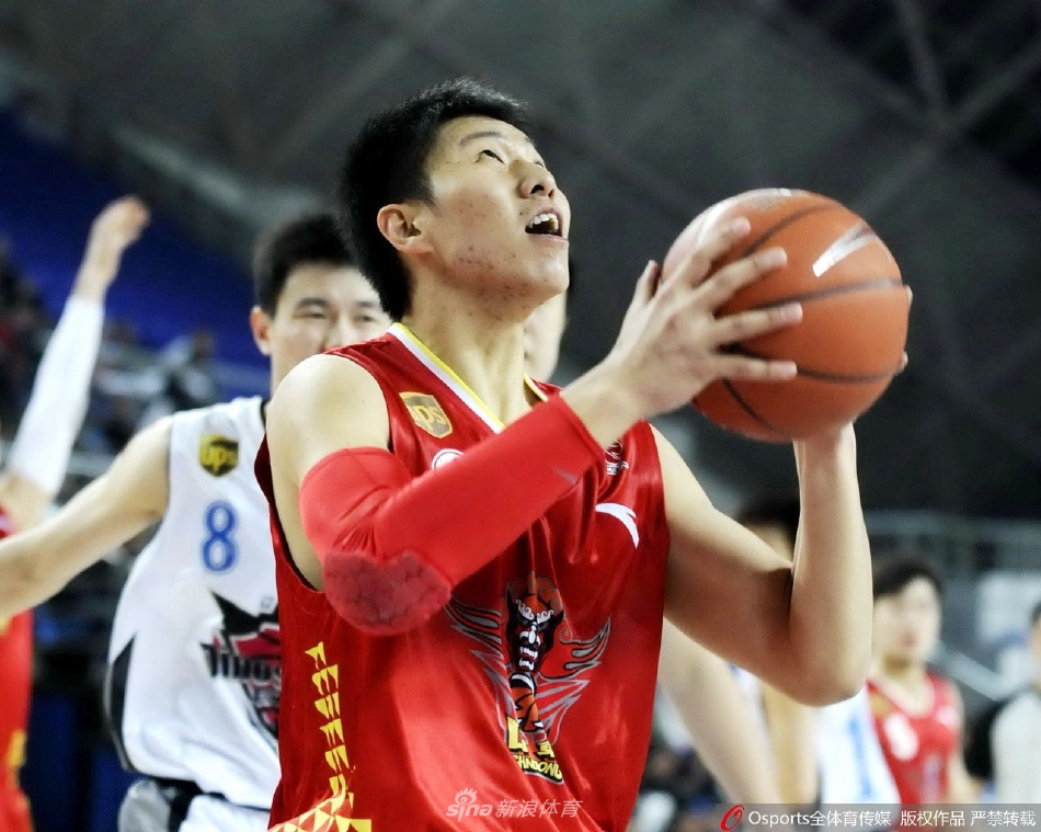 一张极具年代感的合影，年轻的李敬宇与队友们挤在一起，对着镜头露出灿烂的笑容，定格的画面仿佛能让人听到当年球馆里的欢声笑语。