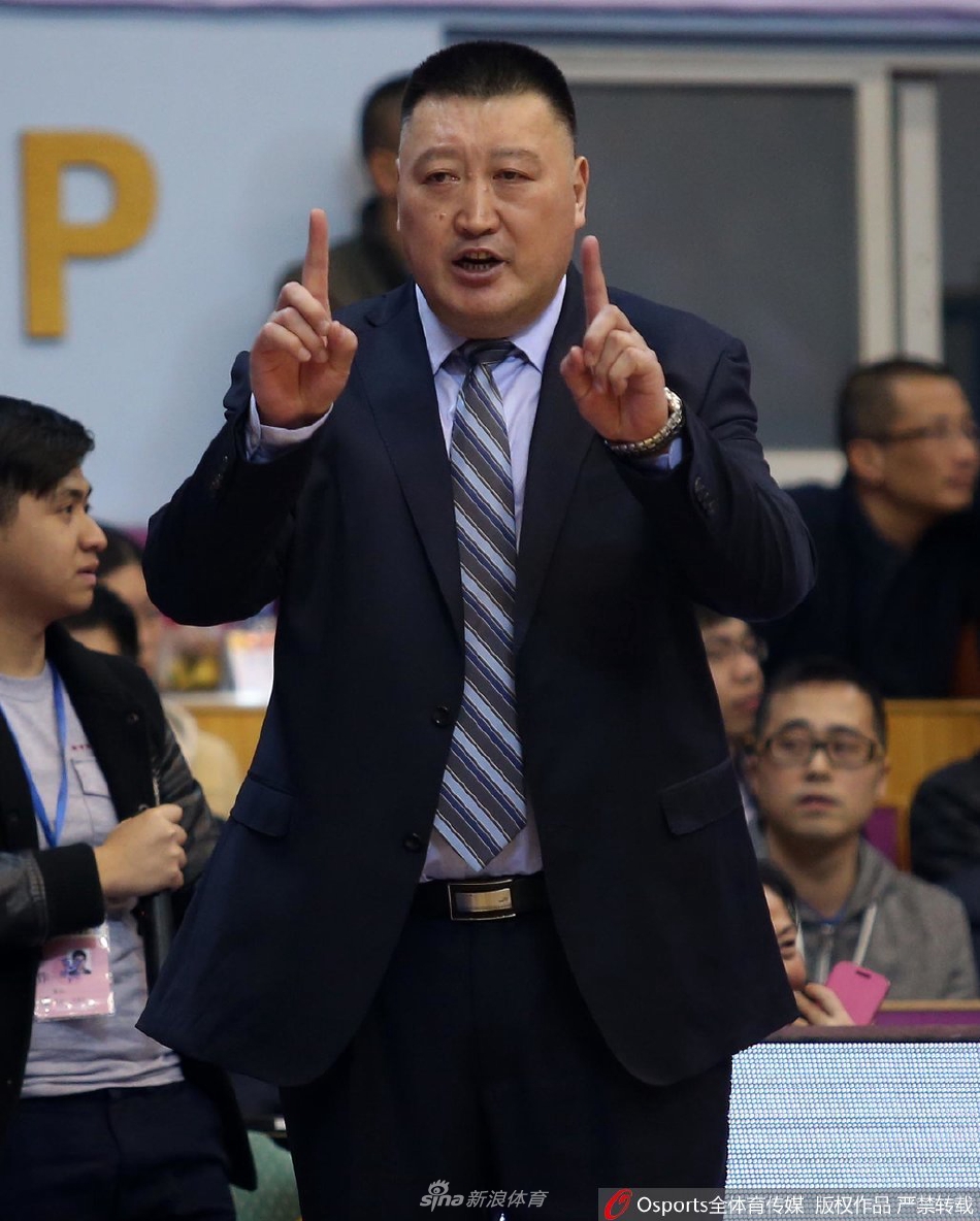 在训练馆里，杨学增双手叉腰，挺着标志性的“将军肚”监督训练，那份淡定从容的气场，让整个球馆都充满了安全感