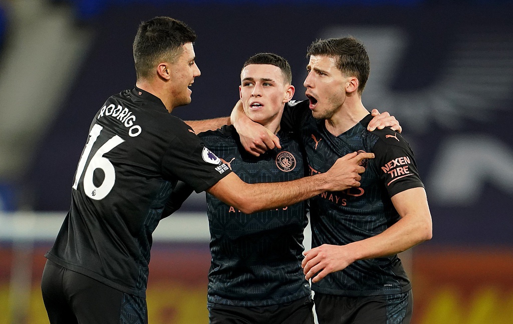 曼城众将赛后紧紧相拥，他们脸上的笑容与古迪逊公园的夜色交相辉映，庆祝着这场来之不易的关键胜利。