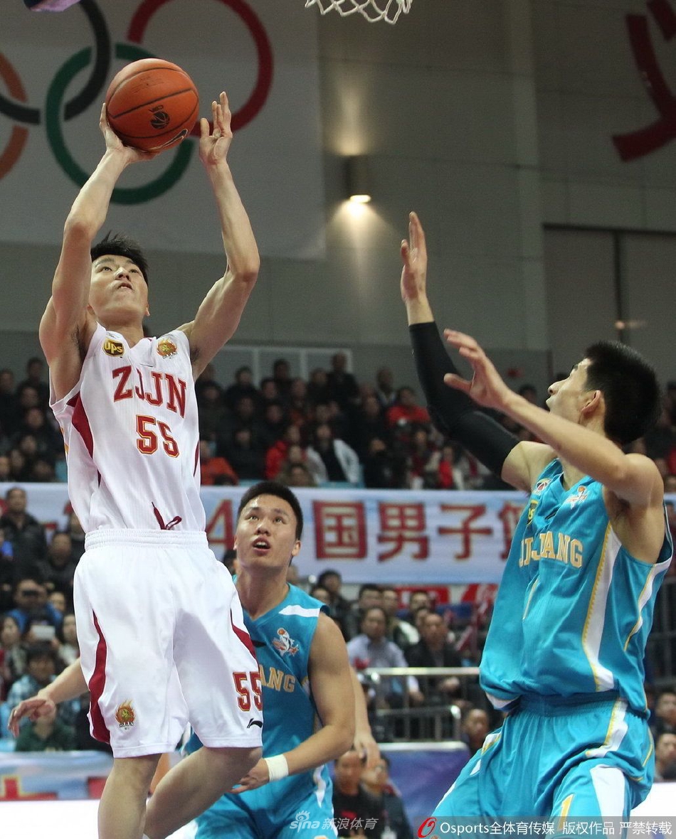 28岁生日当天的吴前，在蛋糕前双手合十许愿，烛光映照在他成熟的脸庞上，褪去了少年的青涩，多了几分队长的沉稳与温柔。