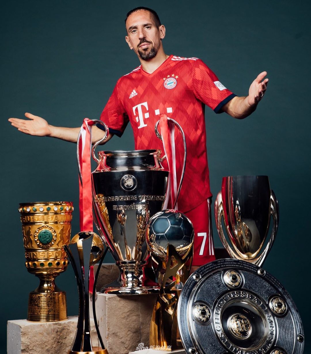 罗本与里贝里并肩而坐，身后摆满了金光闪闪的冠军奖杯，两人面带微笑，眼神中充满对辉煌职业生涯的自豪与回味。