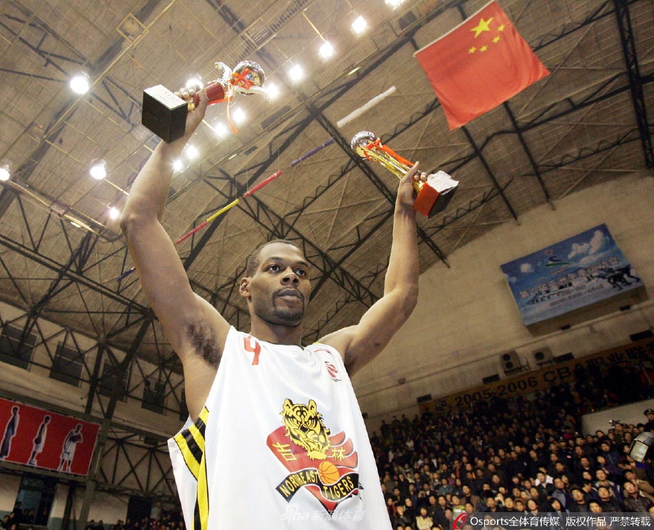 罗德紧抱篮球,神情专注而坚韧,汗水浸透了他的球衣,这正是他六年间在赛场上兢兢业业、永不放弃的缩影。