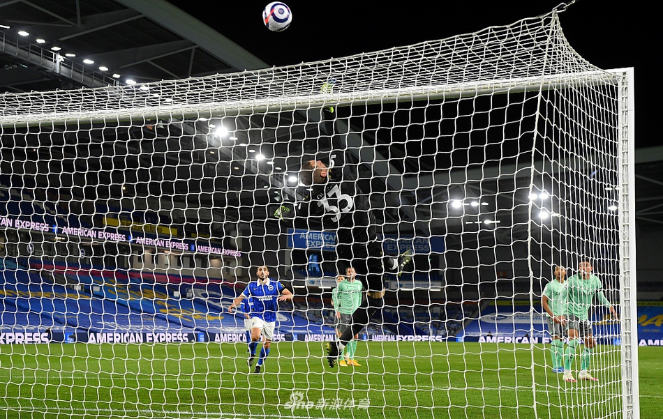 波兰中场莫德尔在对方严密盯防下起脚劲射，眼神中充满对进球的渴望