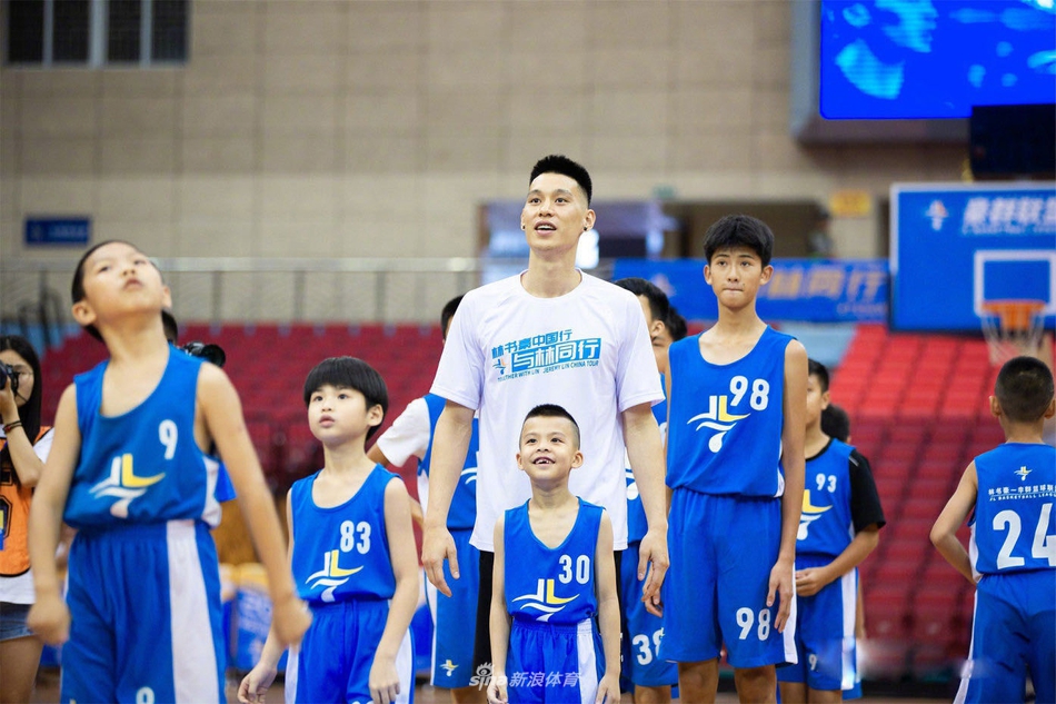 夏令营中，一群稚气未脱的小学员正全神贯注地模仿着教练的动作，他们脸上洋溢的兴奋与专注，正是林书豪梦想成真时最动人的画面。