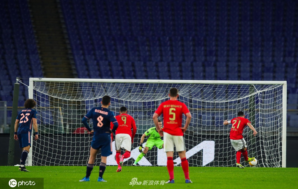 罗马奥林匹克球场的雨夜下，身着黄色球衣的阿森纳球员们围在一起，队长奥巴梅扬表情严肃地布置着战术，冰冷的雨水顺着发梢滴落，映衬出大战前夕的紧张与凝重。