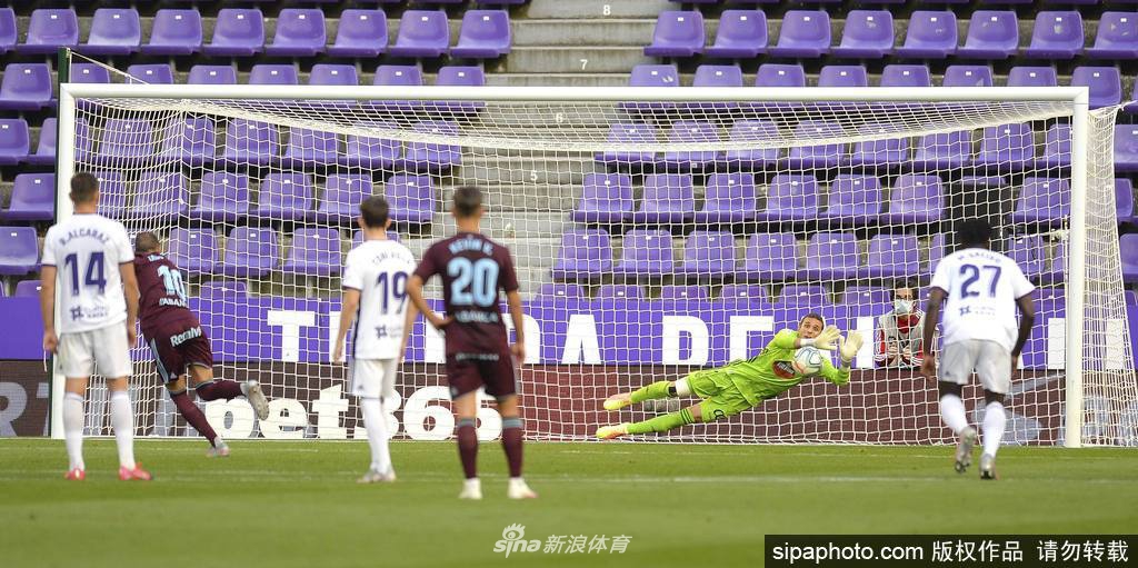 巴拉多利德门将马西普如同一只展翅的雄鹰般飞身跃起，双拳将阿斯帕斯踢出的点球拒之门外，他身后的球网在灯光下显得格外清晰，定格了这个改变比赛走势的瞬间。