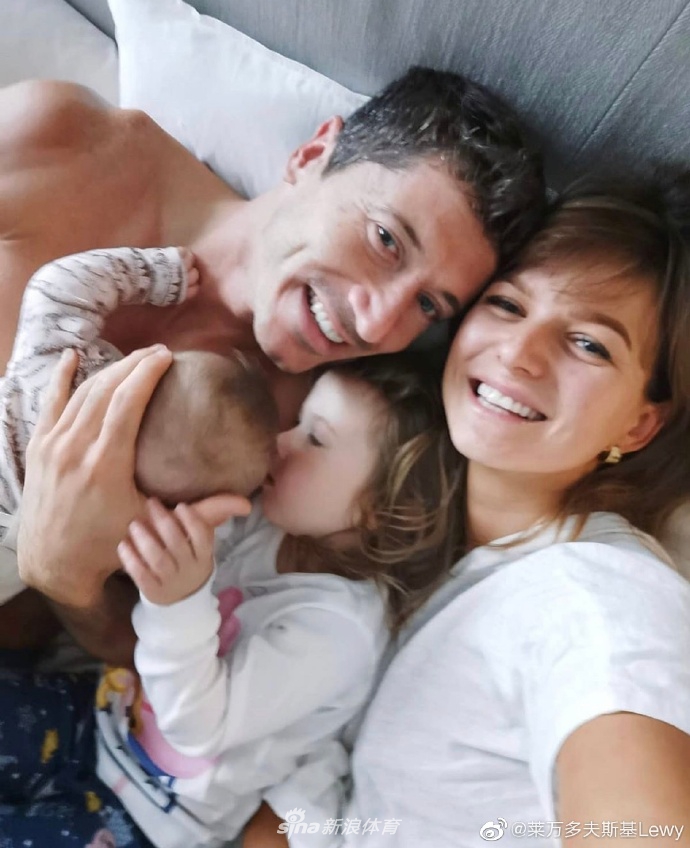 夕阳余晖下，莱万和妻子在海边相依，他温柔地亲吻着妻子的秀发，画面极其唯美浪漫，将两人深厚的感情展现得淋漓尽致。