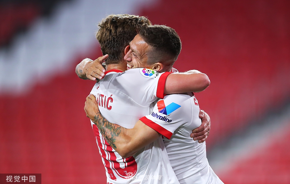 绝杀功臣戈麦斯被替补席上的队友们紧紧围住，每个人的脸上都洋溢着打破纪录的狂喜