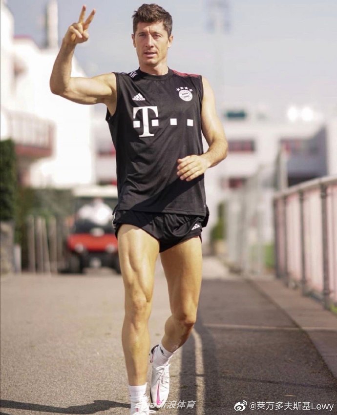 莱万目光如炬凝视前方，坚毅表情仿佛已将新赛季所有对手的球门锁定在视线之内。