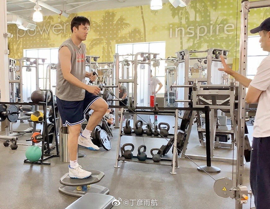 深夜的手机屏幕微光映照着丁彦雨航沉思的面庞,他紧抿嘴唇手指悬在发送键上,千言万语最终化作一声无奈的叹息