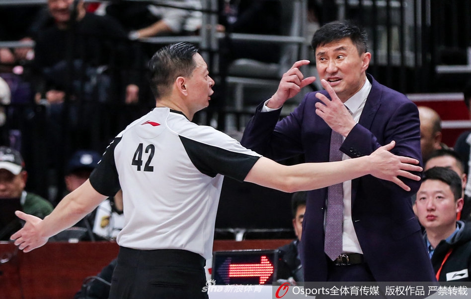 改判之后比赛继续进行，辽宁队球员在场上全力防守，看台上的一位辽宁小球迷脸上画着国旗，眼中闪烁着激动的泪光，将这场胜利的重量和这座城市的篮球热情展现得淋漓尽致。