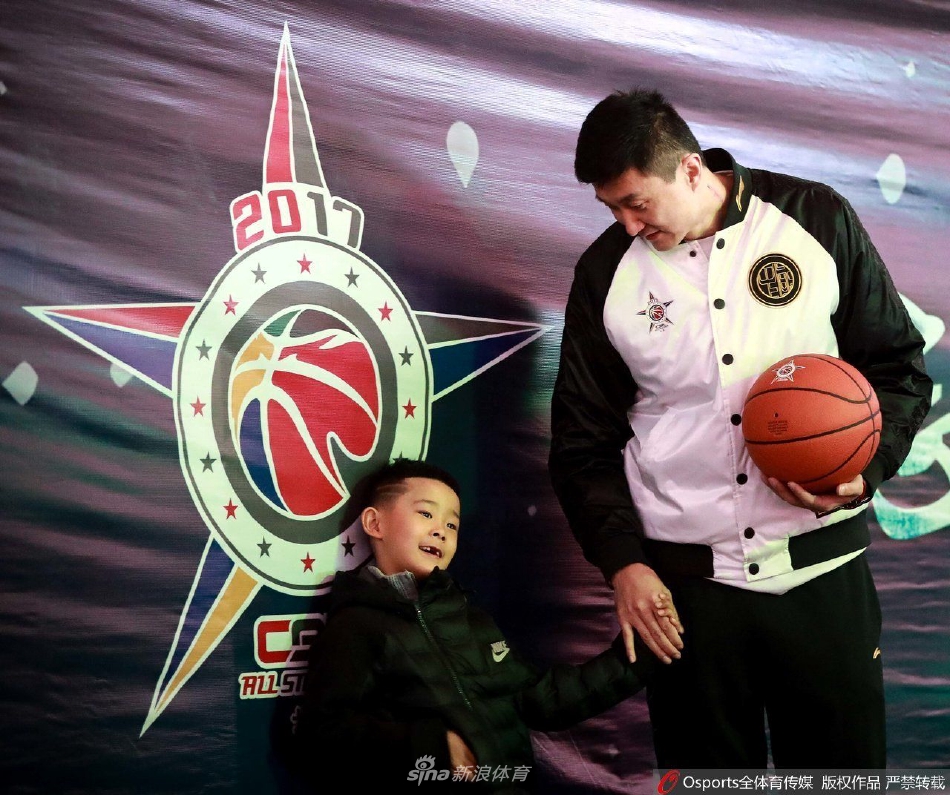 前中国男篮核心王治郅的儿子,小时候虎头虎脑,面对镜头露出天真无邪的笑容,可爱至极。