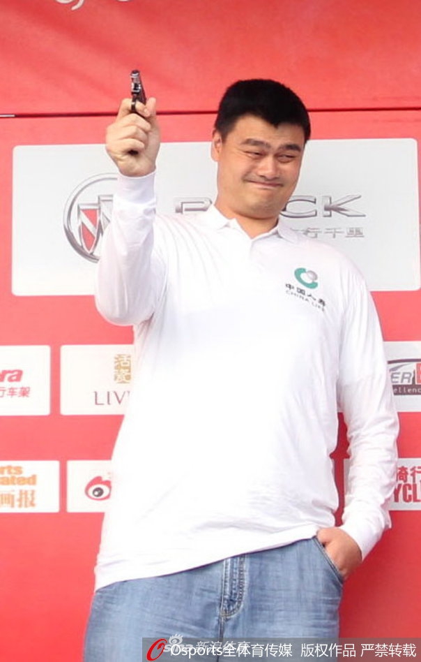 姚明露出神秘而慈祥的微笑，眼神里透着对年轻人的期待：小伙子，好好打，未来是属于你们的，也是属于我表情包的。