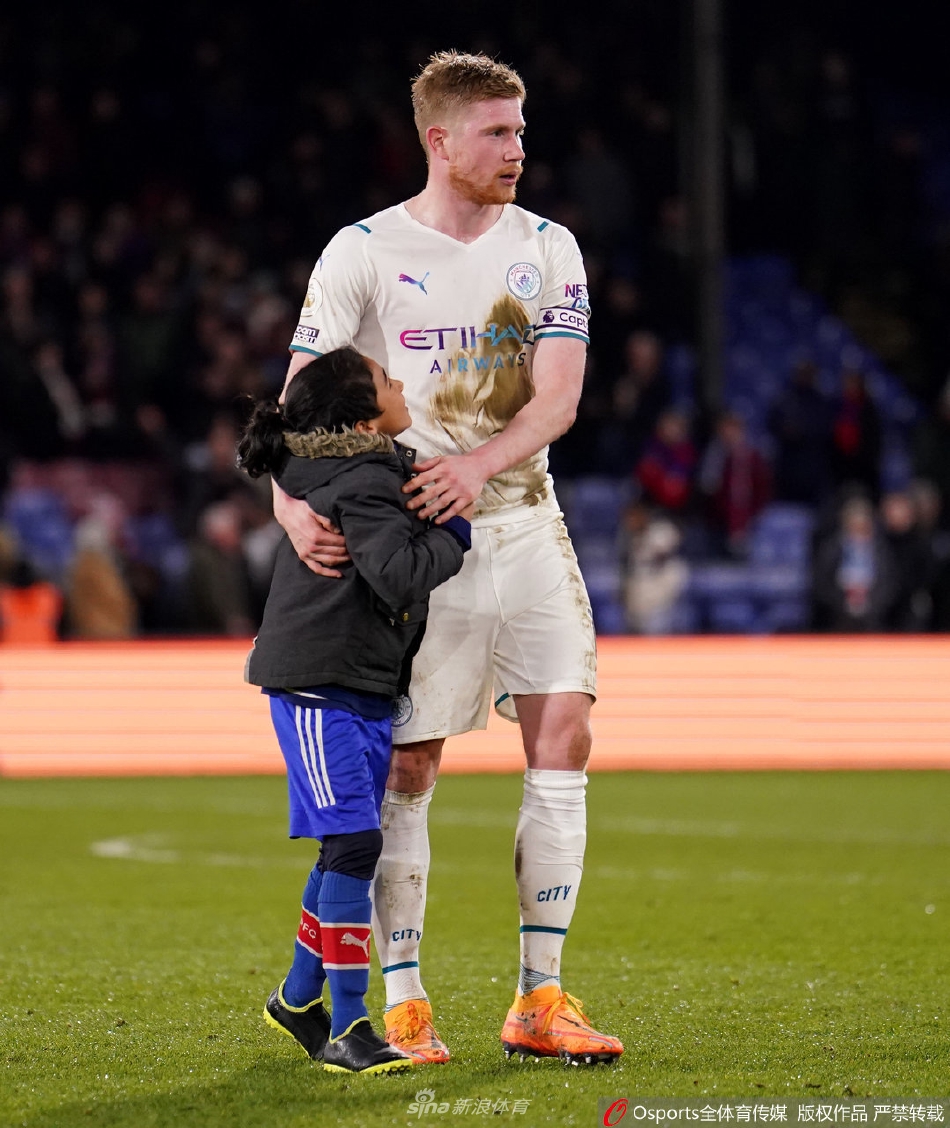 水晶宫球员扎哈在曼城禁区前沿巧妙闪开角度，起脚兜射，皮球划出一道弧线考验着曼城门将埃德森。