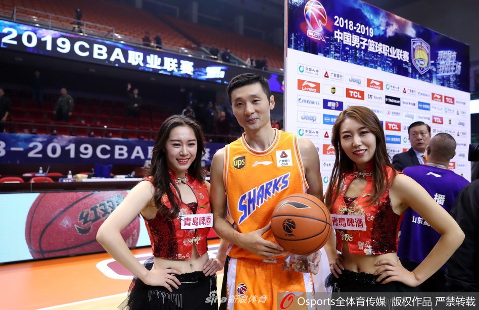 比赛用球被裁判小心翼翼地替换下来,这颗承载着刘炜万分荣耀的篮球,将被CBA官方精心收藏,成为联赛辉煌历史中又一个闪亮的见证者。