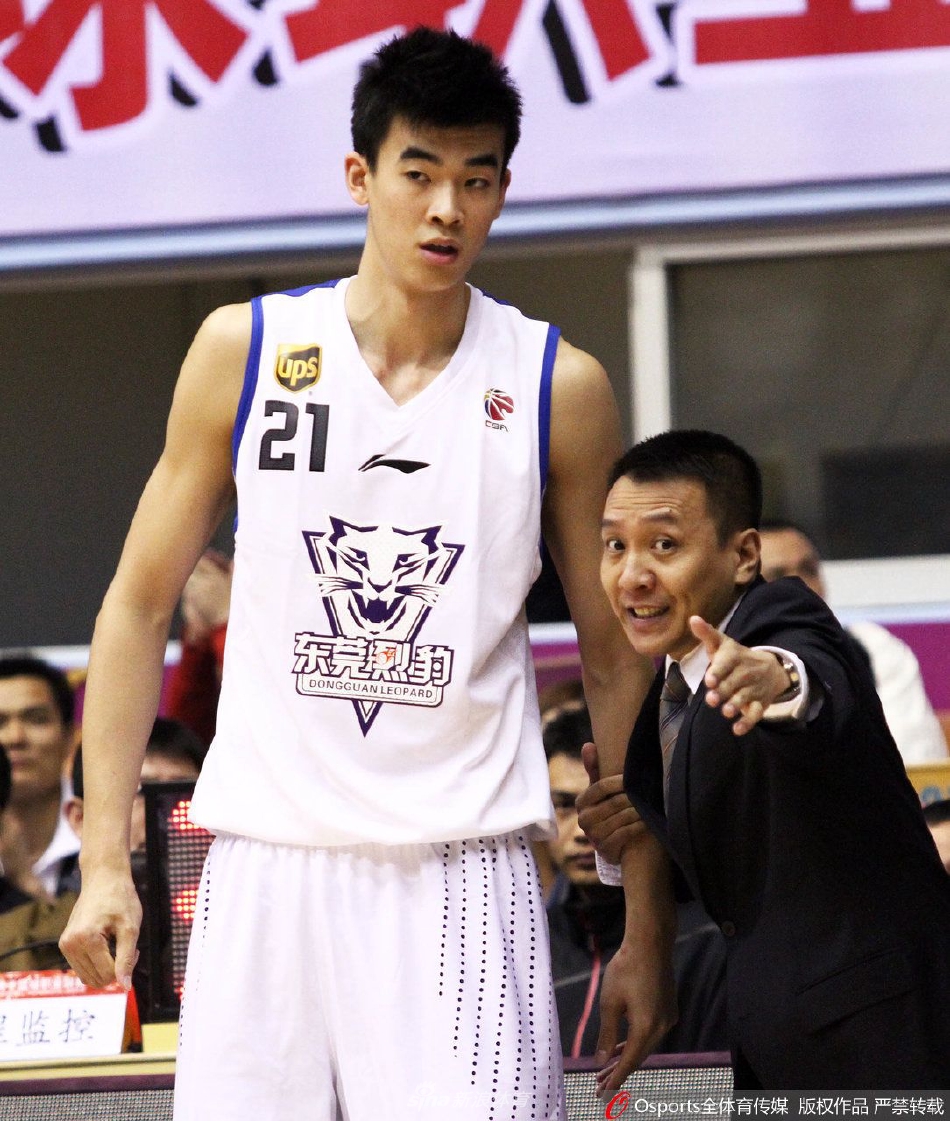 李慕豪身披北京首钢队服，在防守端高高跃起送给对手一记大帽，皮球被扇飞的瞬间，他面目坚毅，守护着球队的禁区。