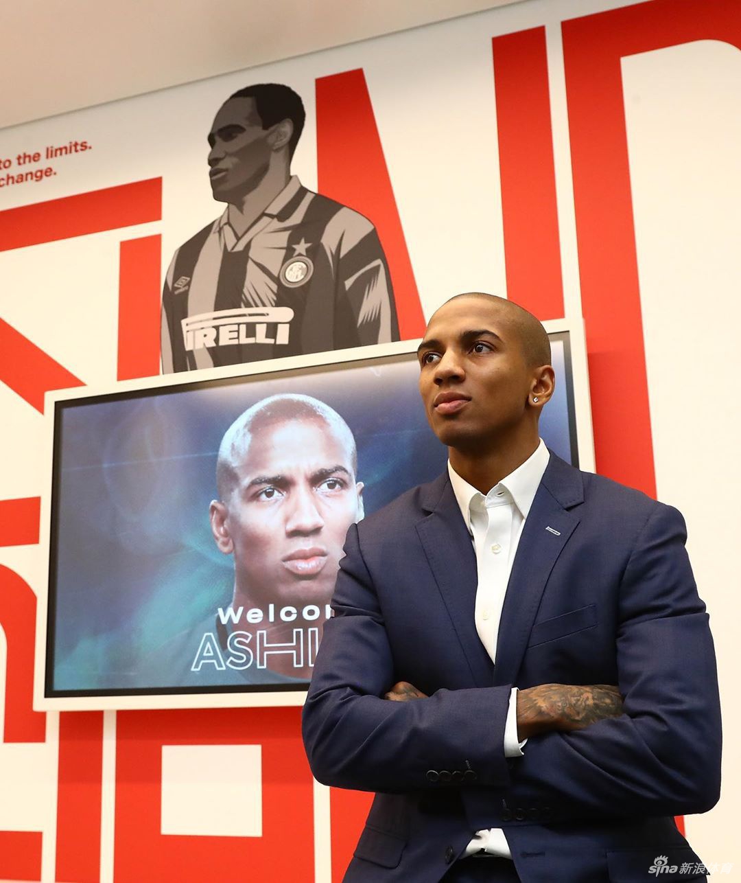 阿什利-扬手持国米围巾，笑容灿烂，仿佛已预见在梅阿查球场驰骋的未来