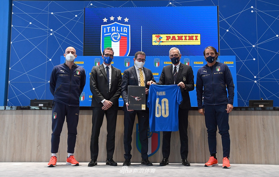 队长博努奇在发布会上神情坚毅，他紧握双拳，作为后防线上的定海神针，他用行动向队友们传递着必胜的信念和对重返世界杯舞台的渴望。