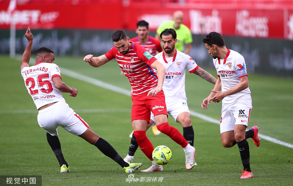 中场大师拉基蒂奇指挥若定，他用一次又一次精准的传球撕裂对手的密集防线，展现了世界级中场的风采。