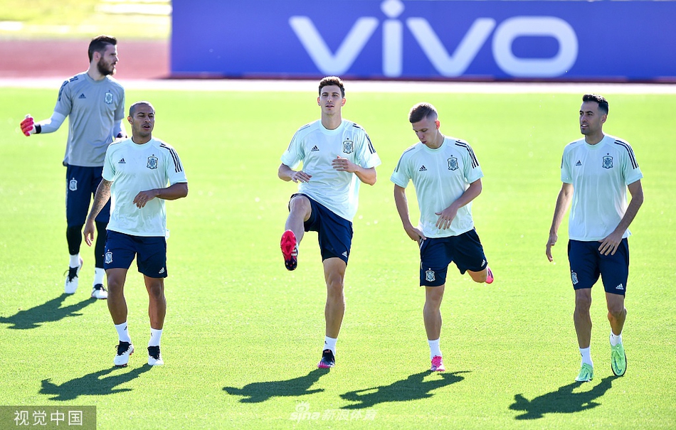 镜头捕捉到阿尔巴正高速套边插上，送出一记质量极高的传中，门前包抄的莫拉塔用一记势大力沉的头槌攻门，仿佛要将近期承受的所有质疑都砸进对手球门。