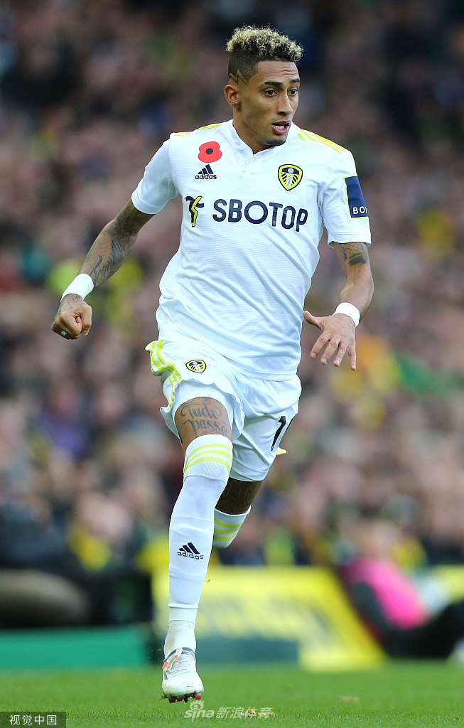 利兹联边锋拉菲尼亚在右路面对两名防守球员，他灵巧地连续变向，如同舞者一般撕开防线，随后左脚抽射远角，皮球应声入网