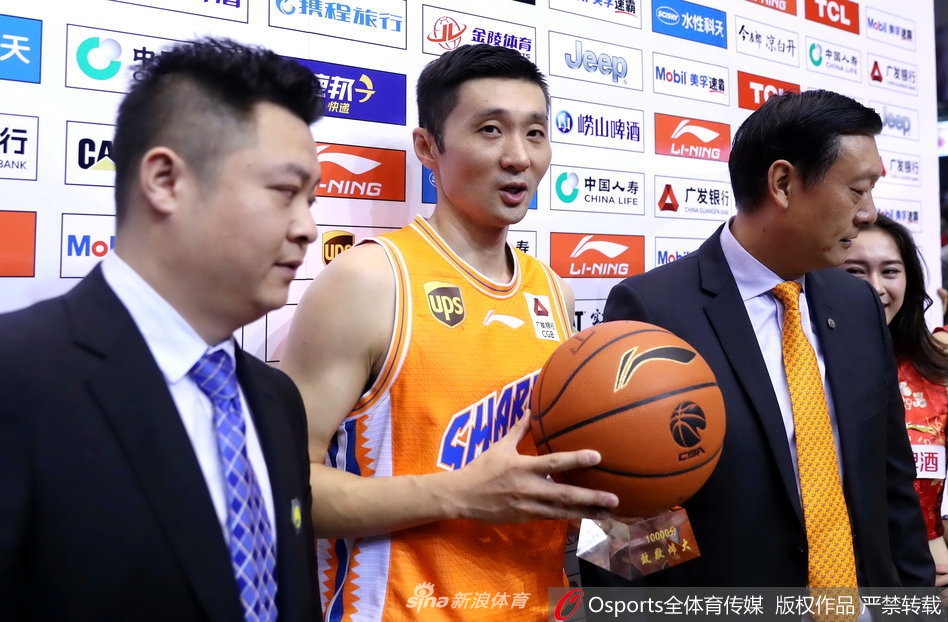 在这块见证奇迹的场地上,刘炜稳稳命中职业生涯第一万分,客队山东男篮的球迷也纷纷起立,用最热烈的掌声向这位不屈的老将致以崇高的敬意。