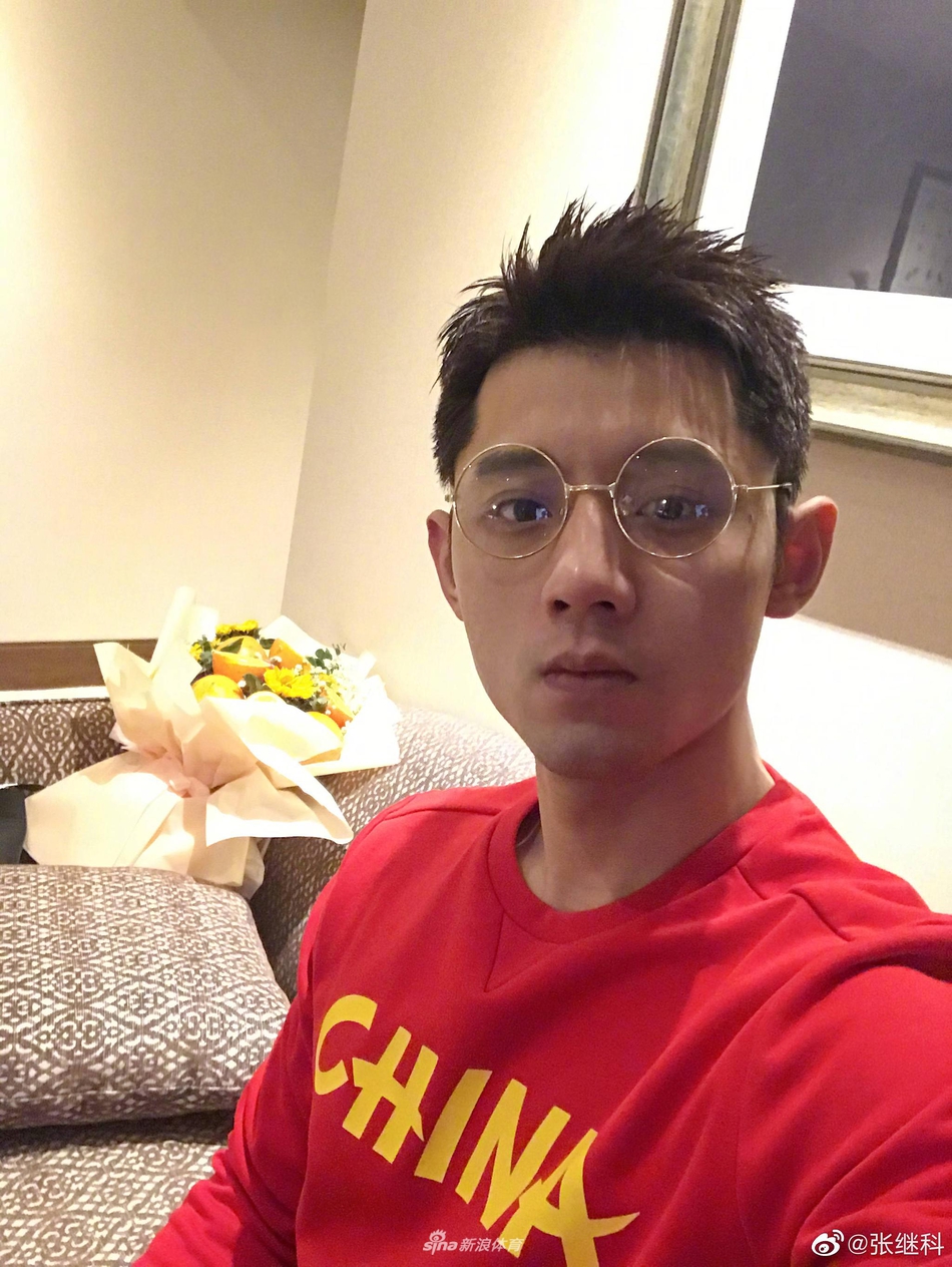 张继科运动风时尚大片 帅气十足尽显型男魅力