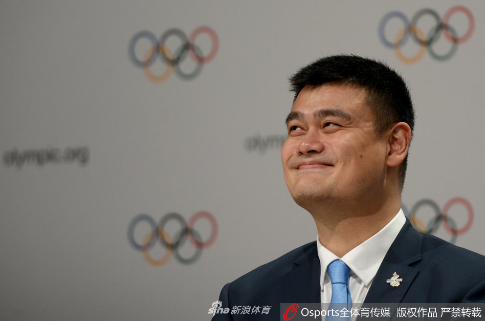 姚明托着下巴陷入沉思，眼神里写满了对场上球员的担忧：孩子们，我教的罚球姿势都忘光了吗？