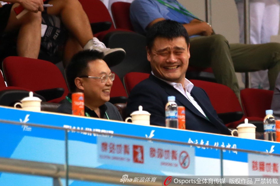 看到队员失误，姚主席瞬间“石化”，脸上写满了大大的无奈：这球打的，我这个不懂球的胖子都看不下去了。