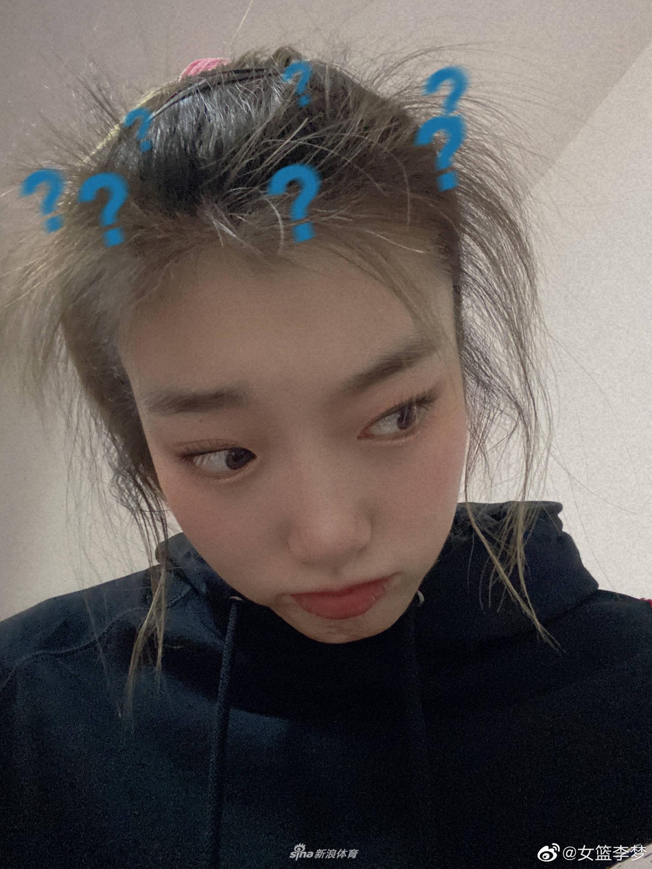 李梦在训练间隙单手叉腰回眸，眼神清澈，长发微湿，充满了动感与青春气息。