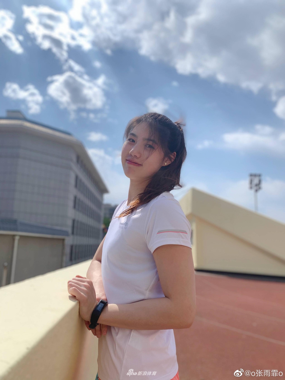 游泳女神张雨霏似邻家女孩亲切乖巧