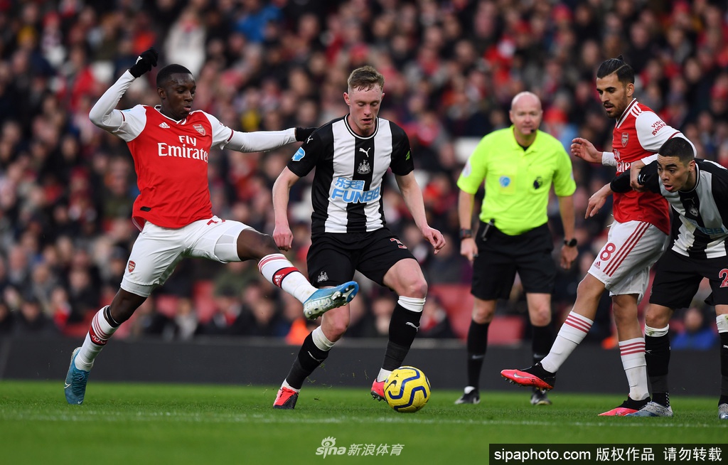 英超官方宣布复赛后替补席规则变革，九名替补球员蓄势待发的公告页面