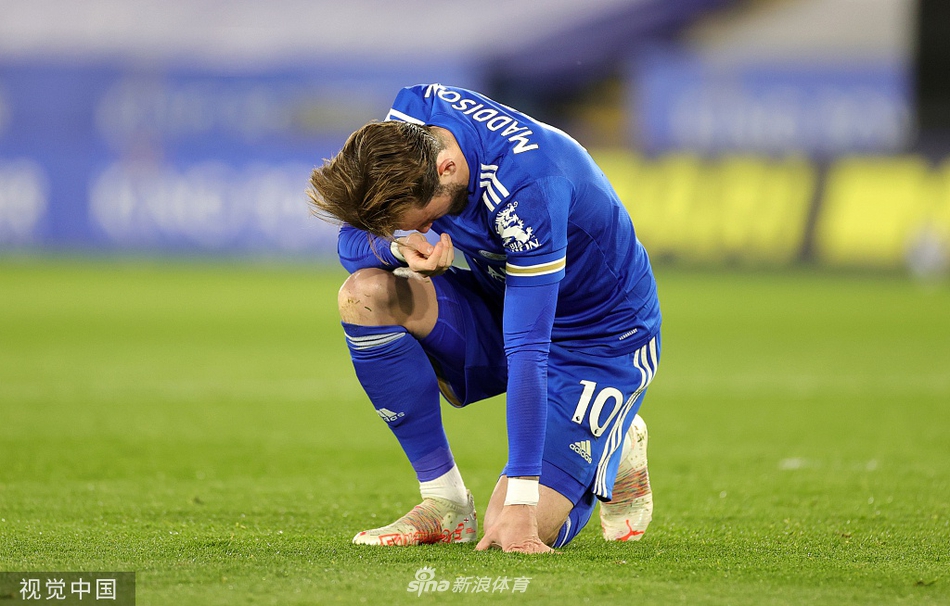 纽卡斯尔球员威洛克破门瞬间，他抢断后冷静推射远角，足球如利箭般穿过莱斯特城防线，队友们纷纷举手欢呼，庆祝这粒打破僵局的宝贵进球。