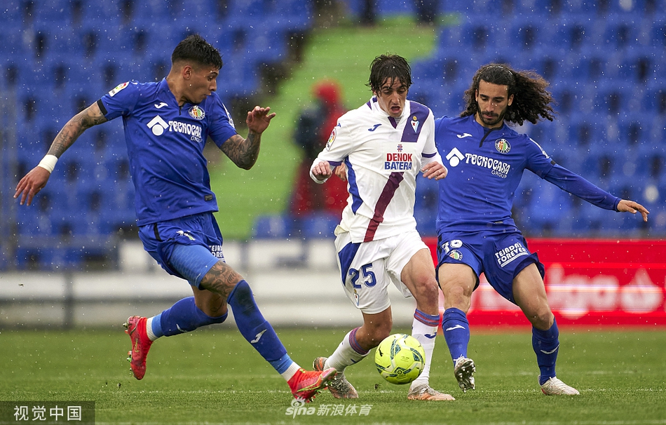 夜幕降临，阿方索·佩雷斯球场的灯光把草皮照得惨绿。球员通道口，一位落败的赫塔菲球员低着头解开球衣，汗水沿着脊椎流下，他的影子被灯光拉得很长很长，一头连接着球场，一头消失在黑暗的通道里。