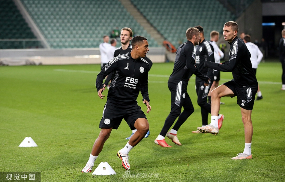 瓦尔迪在拉伸放松环节依然保持着核心力量训练，他的肌肉线条分明，每一个细节都彰显着顶级职业球员的自律与对身体状态的严苛要求。