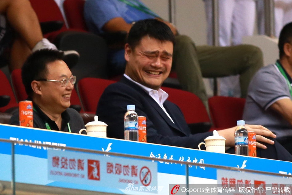 面对场上球员的低级失误，姚主席双手抱头，一副难以置信的样子：我是不是该考虑签个十天短合同自己上了？