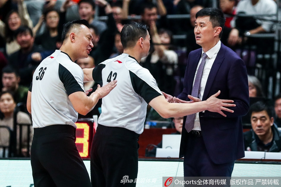 辽宁队主帅郭士强面色涨红，手臂奋力指向球场另一侧，正在向技术台官员进行激烈申诉，他的身后是同样情绪激动的辽宁队替补球员，整个辽宁教练组都因这次关键判罚而血脉偾张。