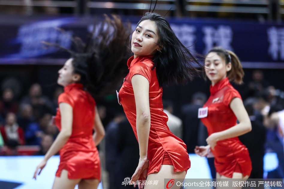 群舞瞬间,几位宝贝摆出酷炫的定点pose,她们自信张扬的姿态,展现了现代女性的独立与魅力。