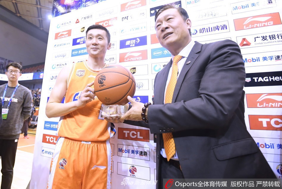 当象征荣耀与传承的纪念奖杯被递到刘炜手中时,他的眼神中既有创造历史的喜悦,也夹杂着对未能帮助球队取胜的一丝不甘,铁汉柔情,令人动容。