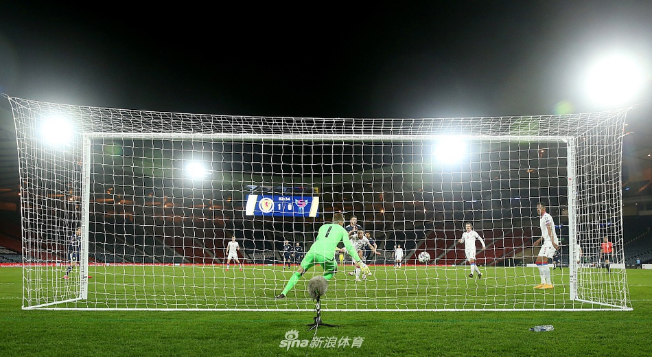 进球后的苏格兰球员们围在一起激情庆祝，现场气氛热烈，展现出强大的团队凝聚力。