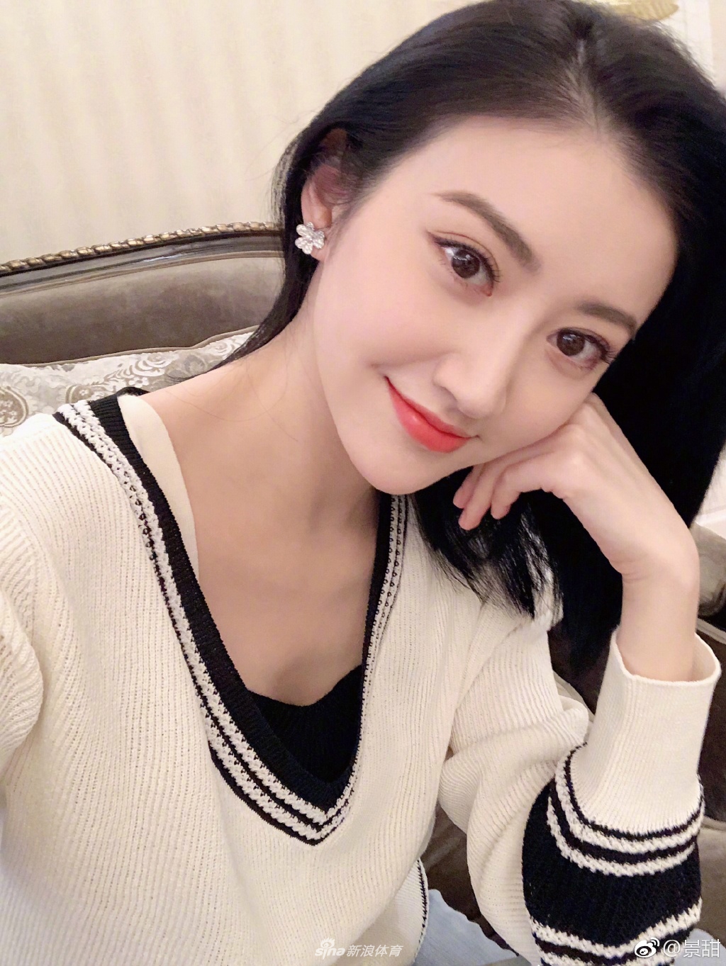 张继科女友景甜杂志写真 大甜甜走冷艳风