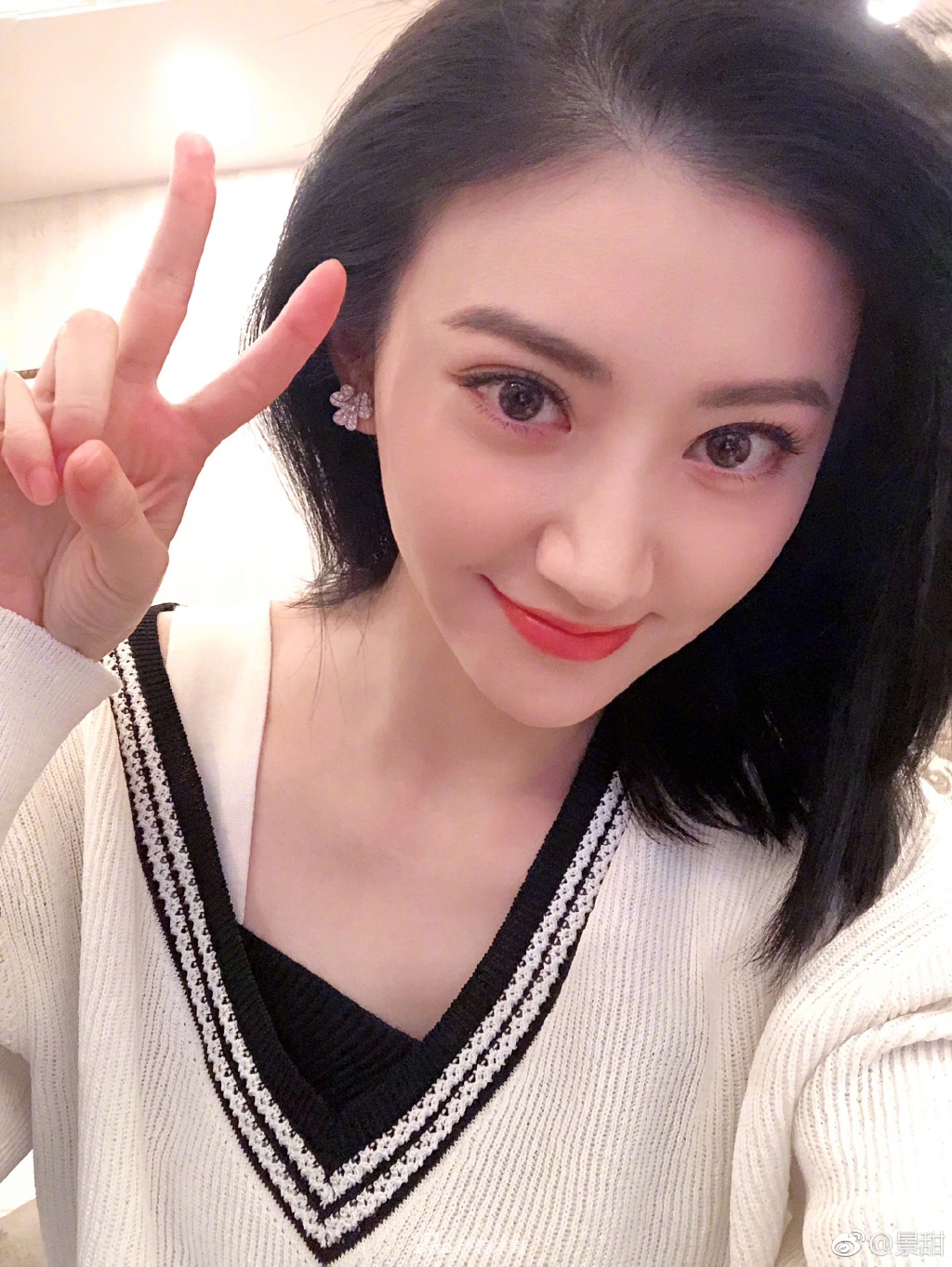 张继科女友景甜杂志写真 大甜甜走冷艳风