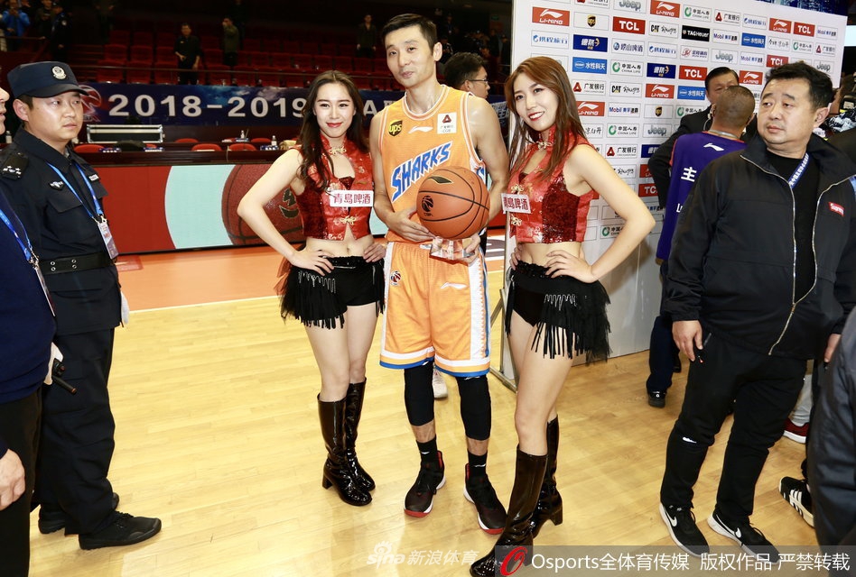 荣耀时刻过后,刘炜迅速回归平静,在场上依旧奋力防守,他用不知疲倦的奔跑和精准的卡位,诠释着一位老将对篮球最纯粹的热爱和对胜利的渴望。