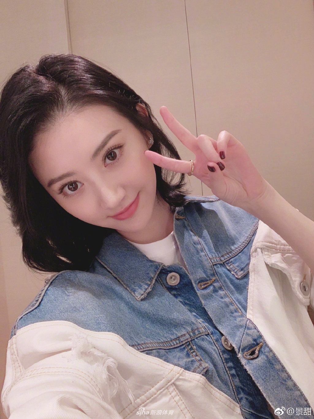张继科女友景甜晒自拍面若桃花气色好