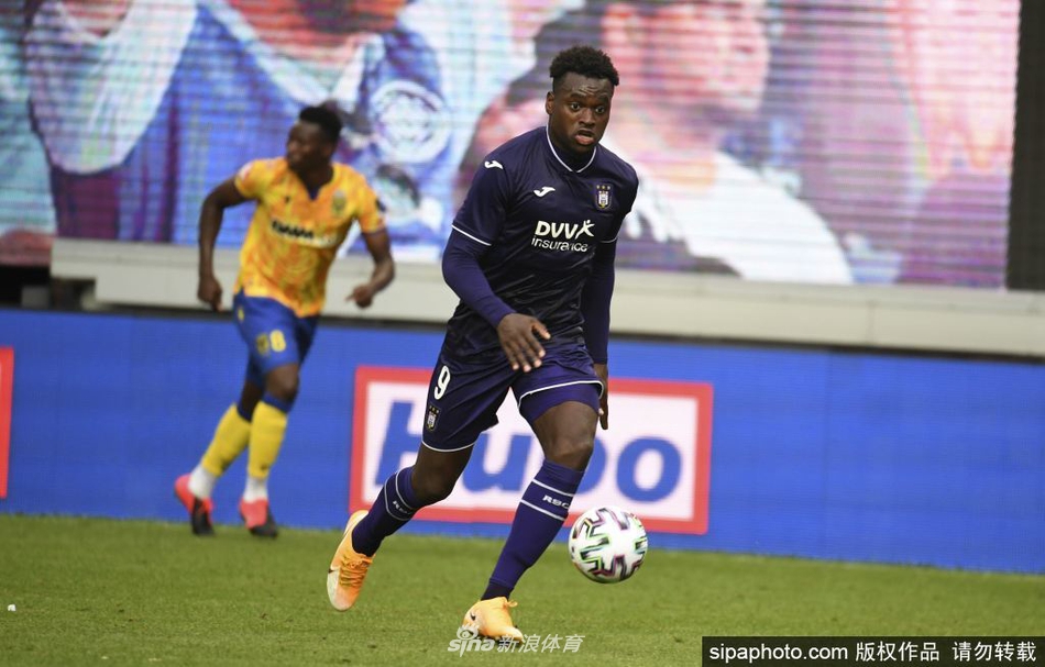 训练场上，迪马塔全神贯注地控球，身边的队友正观察局势。阳光洒在草坪上，预示着他在新环境中的新征程正式开启。